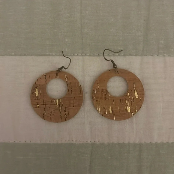 Faux leather cork earrings with gold flecks - Picture 1 of 6